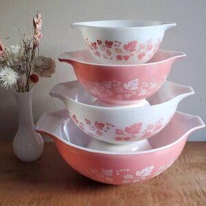 Beautiful set of 4 Vintage Pyrex Pink Gooseberry Cinderella Mixing Bowls